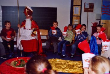 Kinder zeigen Geschenke